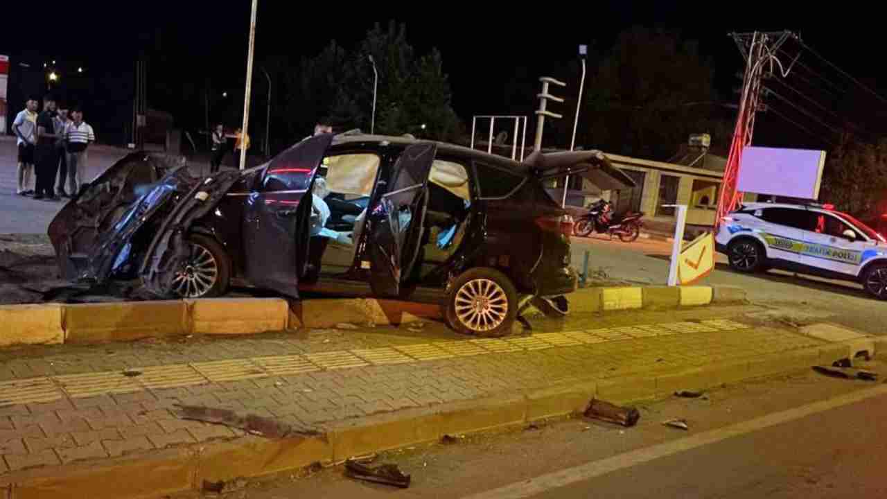 Gaziantep'te Feci Kaza: Kontrolden Çıkan Otomobil Karşı Şeride Geçti!