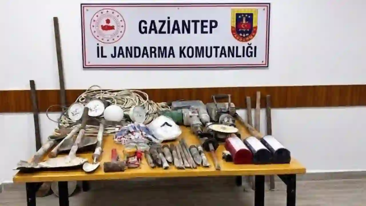 Gaziantep'te Define Peşine Düştüler, Jandarmaya Yakalandılar