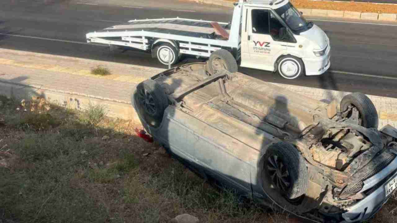 Gaziantep'te kontrolden çıkan otomobil kaldırıma uçarak ters döndü: 1 yaralı