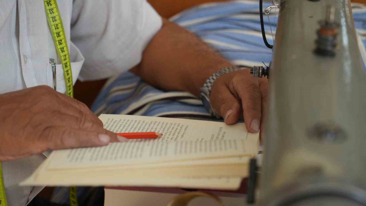 Gaziantep'te 55 yıllık terzi, boş vakitlerini kitap okuyarak geçiriyor