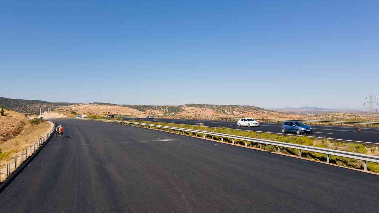 Tarsus-Adana-Gaziantep Otoyolu'nda ulaşım çalışmalar nedeniyle kontrollü sağlanıyor