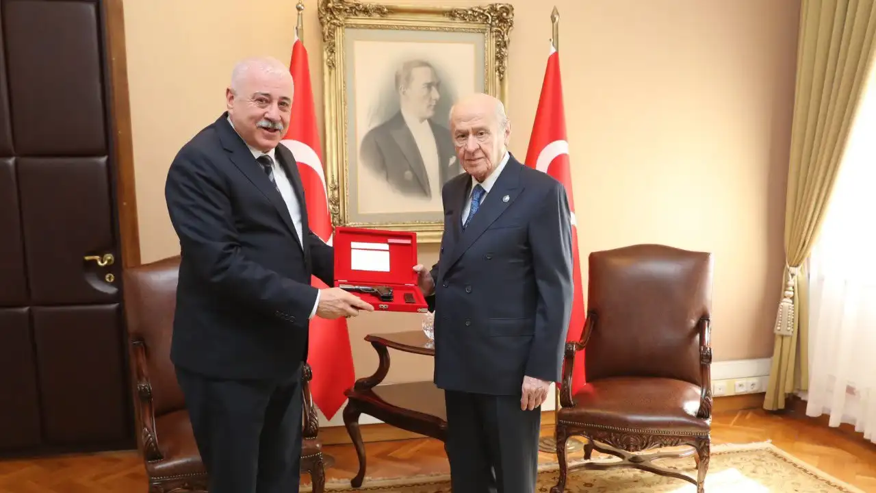 Sermet Atay'dan Devlet Bahçeli'ye 136 Yıllık Hediye