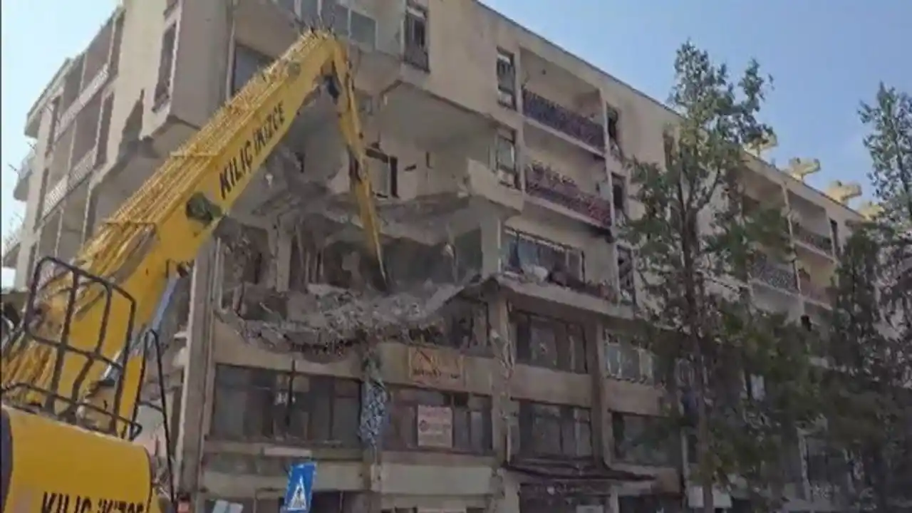 Gaziantep'te yarım asırlık bina yıkılıyor