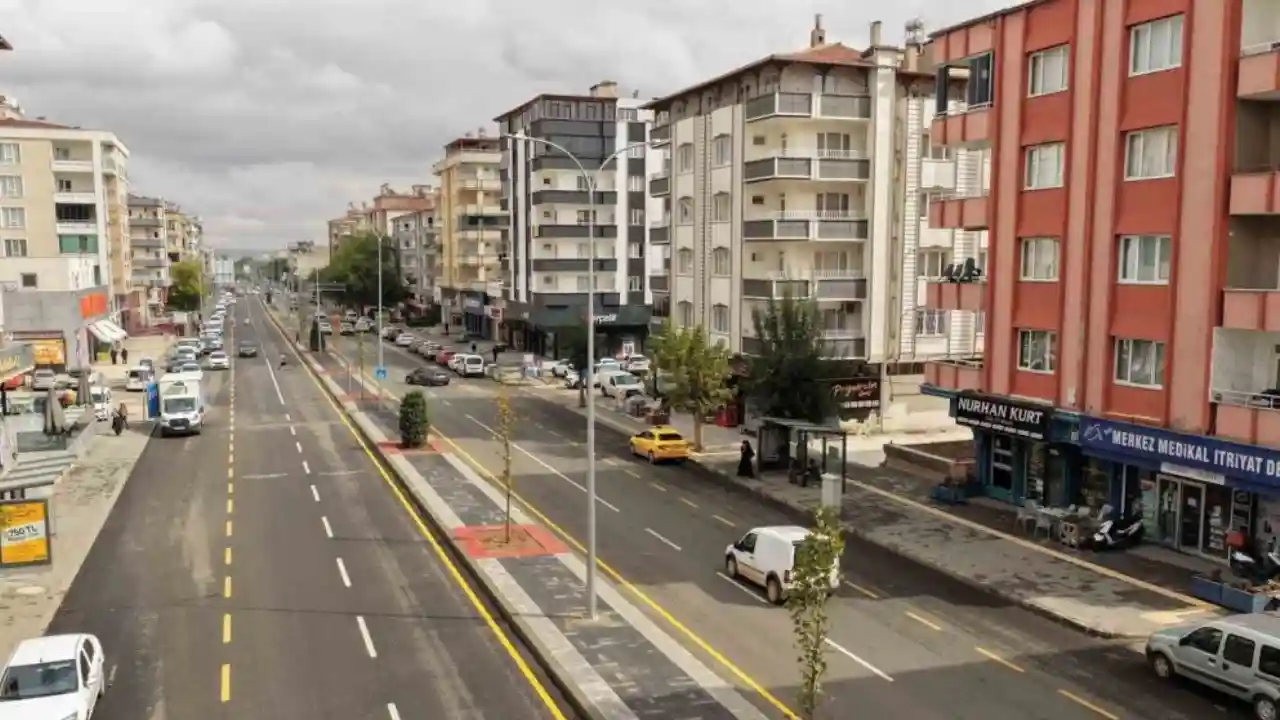 Gaziantep'te Üniversite Bulvarı Ve Ordu Caddesi Baştan Aşağı Yenilendi