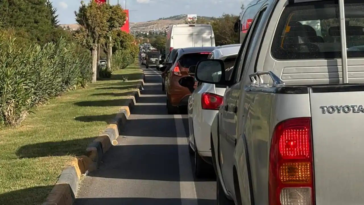 Gaziantep Havalimanı Yolu Yine Tıkandı! Sürücüler Uçağı Kaçırma Korkusu Yaşıyor