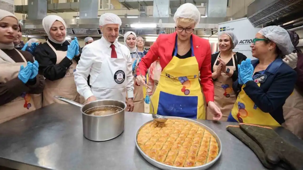 İsveç Büyükelçisi Mutfağa Girdi: Gaziantep’te Baklava Açıp Şerbetini Verdi!