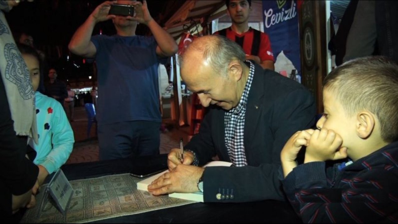 Tarihçi Yazar Prof. Dr. Ahmet Şimşirgil Gaziantep'te kitaplarını imzaladı