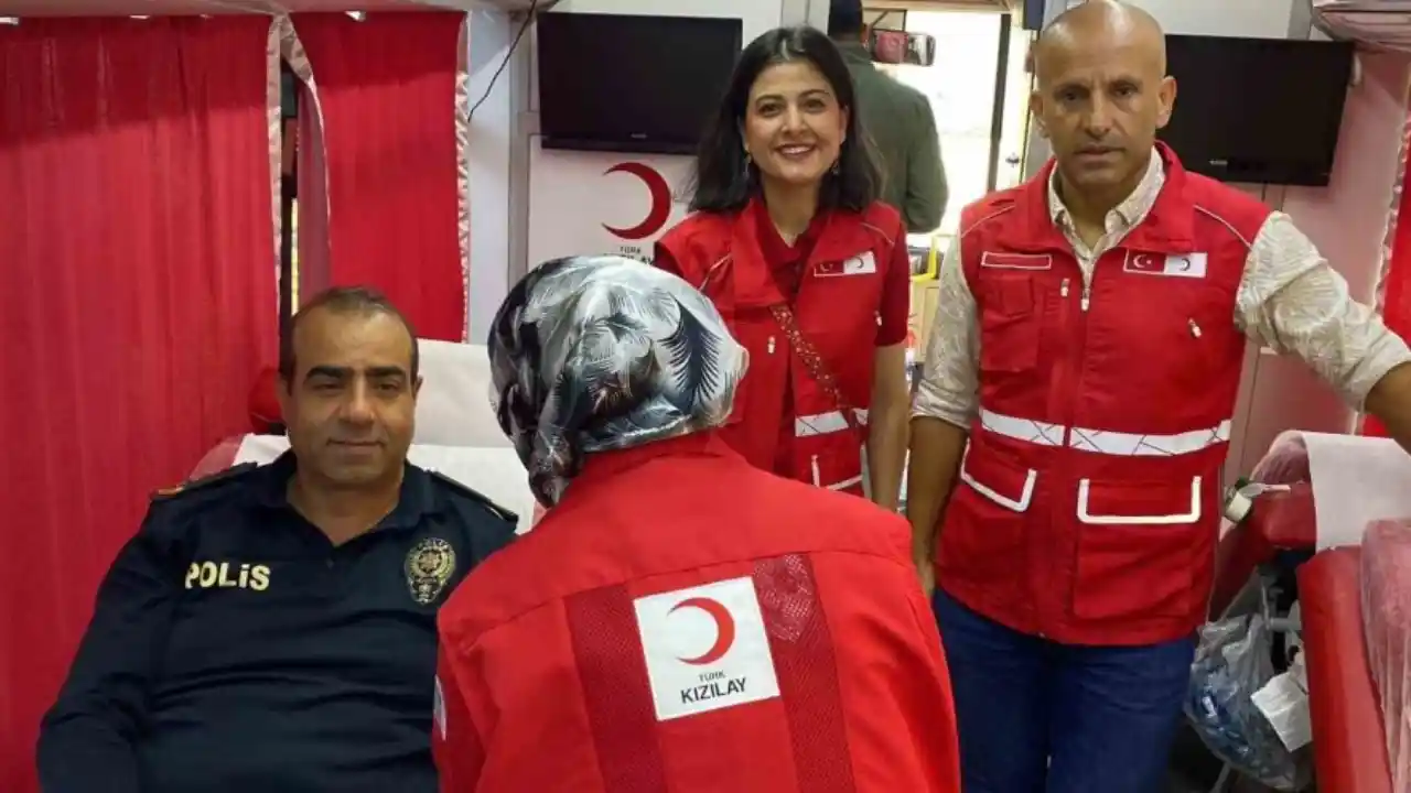 İslahiye’de polislerden Kızılay’a kan bağışı