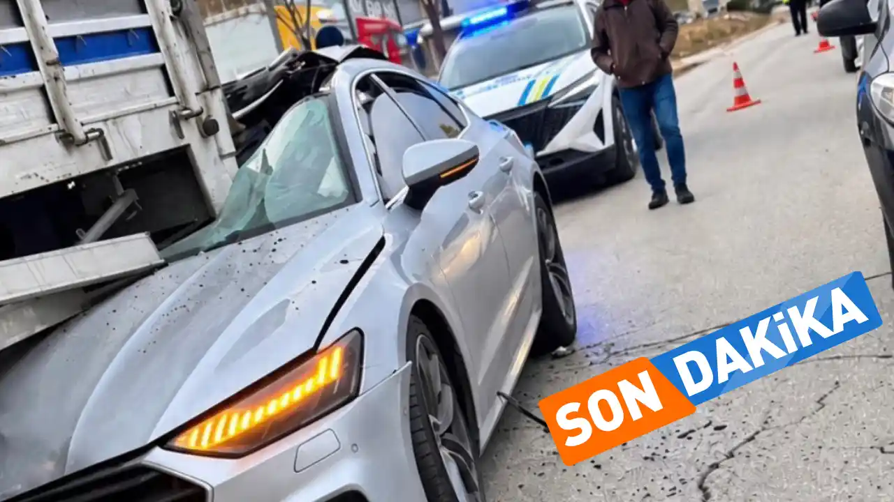 Gaziantep'te Lüks Araç Kamyonete Çarptı