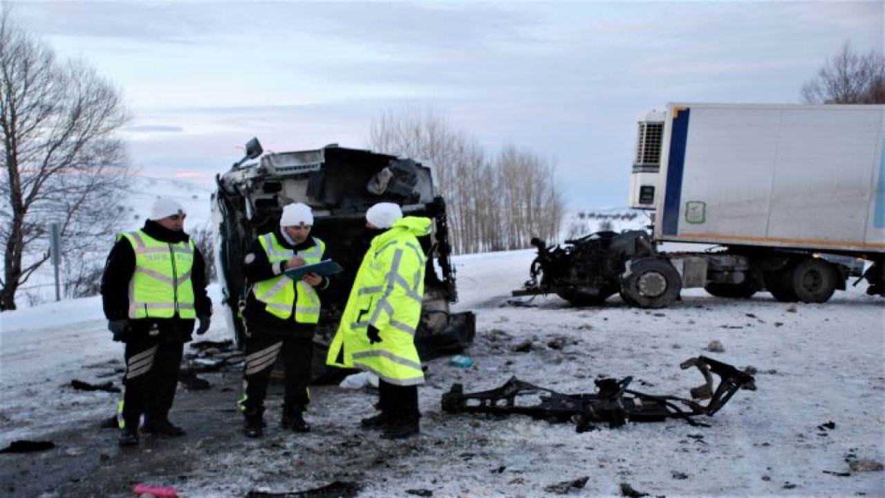 Buzlanan yolda 2 tır çarpıştı