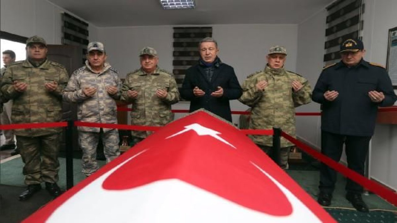 Bakan Akar, yılbaşı gecesinde Suriye sınırında (2) - Yeniden