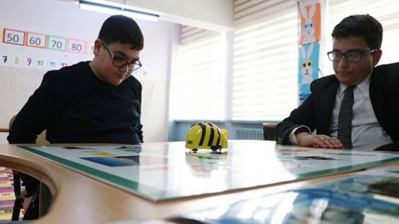 Öğrenciler engellerini robotik kodlama ile aşıyor