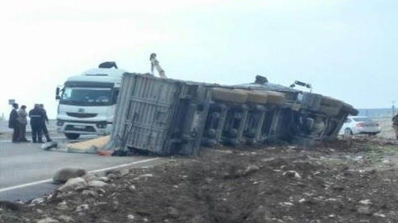 Hatay'da tır devrildi, mısırlar yola saçıldı