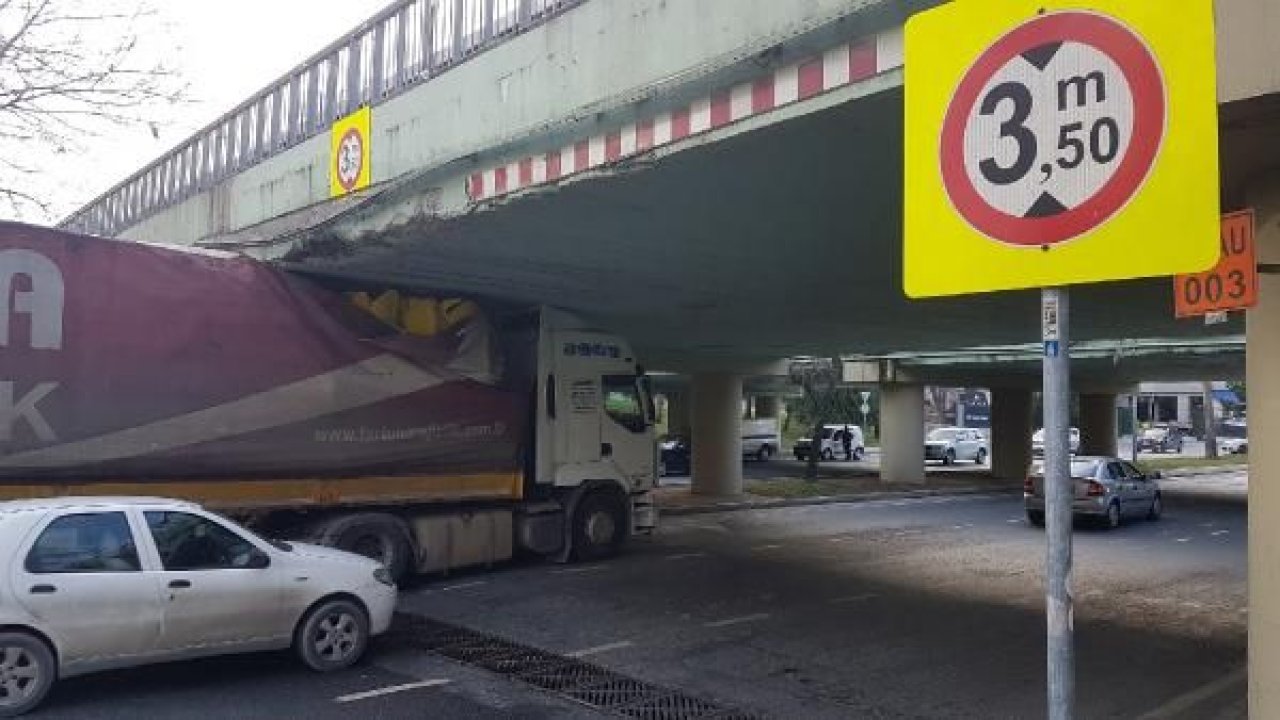 TIR üst geçide sıkıştı