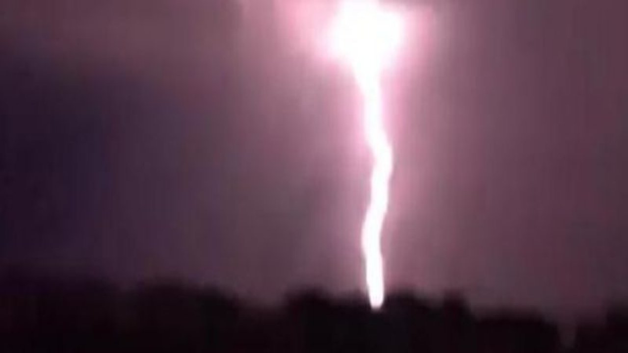 Nurdağı'nda yıldırım düşme anı