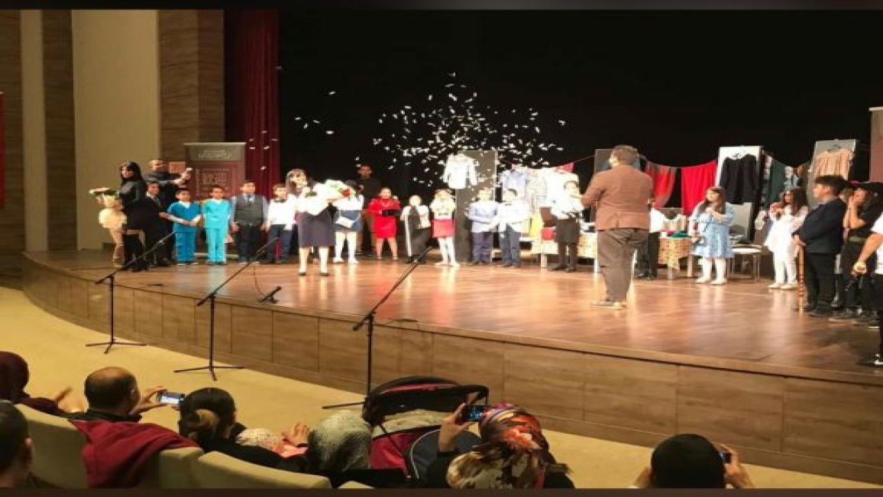 Çocuklardan ebeveynlere tiyatrolu gönderme