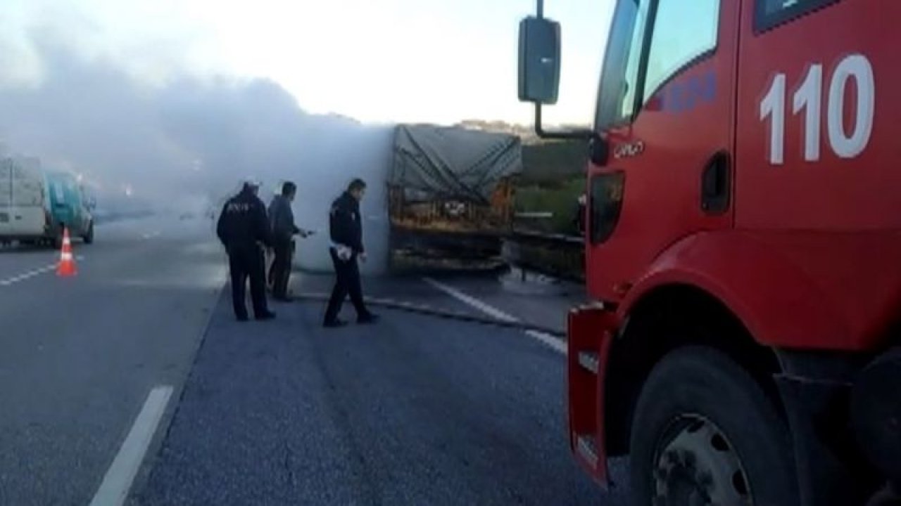 Lastiği patlayan tırın dorsesi yandı