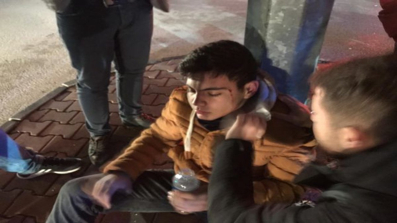 Kırmızı ışıkta duramayan elektrikli motosiklet kamyonete çaptı