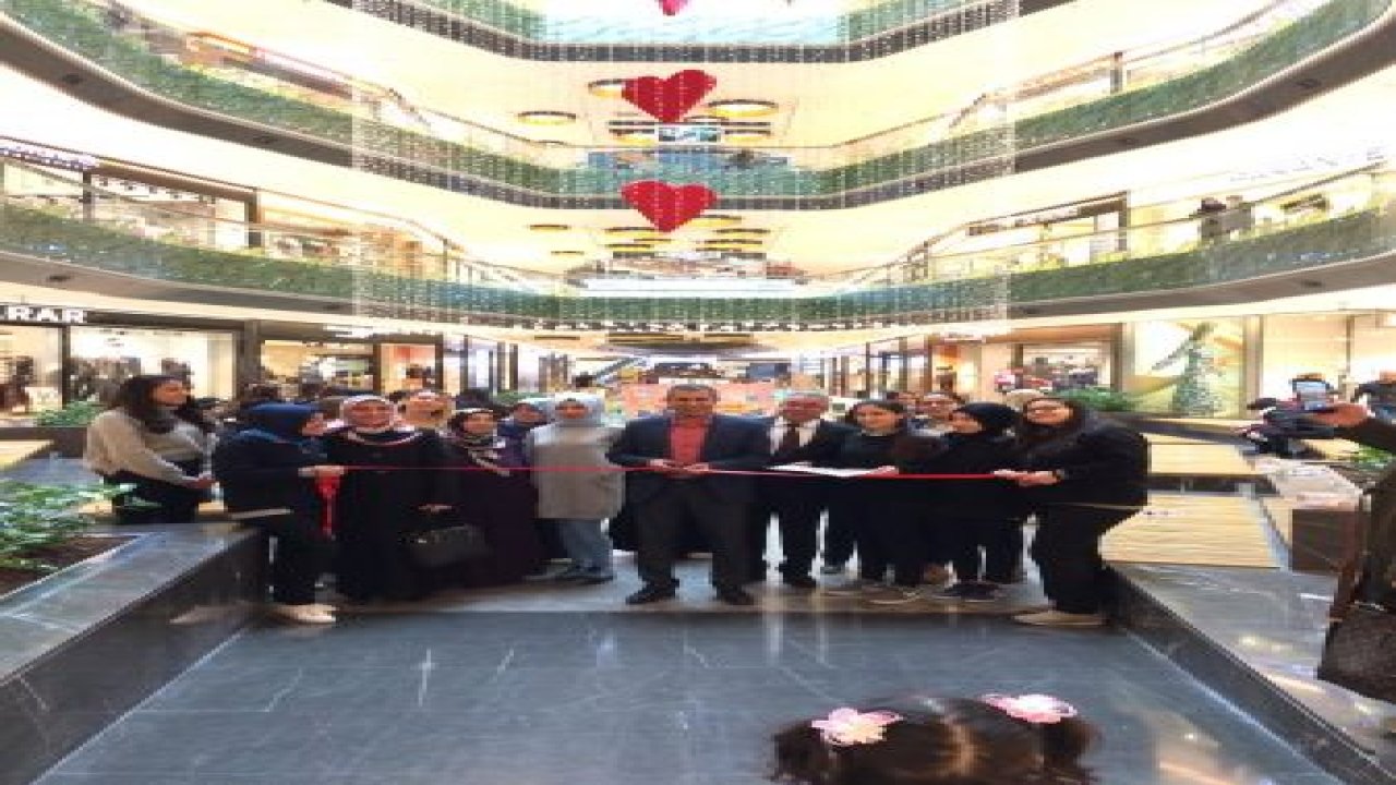 Geleceğin ressamları AVM'de sergi açtı