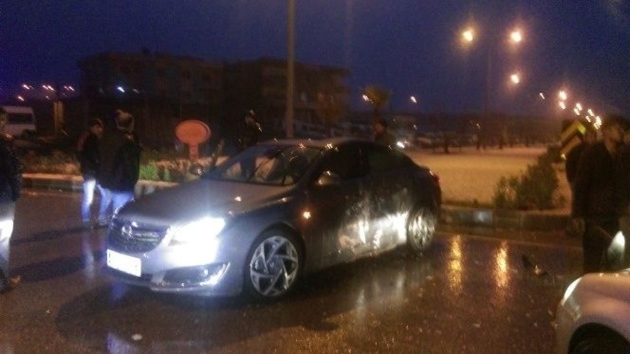 Kavşakta iki araç kafa kafaya çarpıştı: 2 yaralı