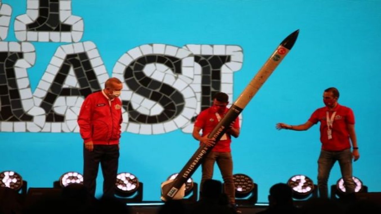 Cumhurbaşkanı Erdoğan Teknofest'te! Hepsini tek tek imzaladı...