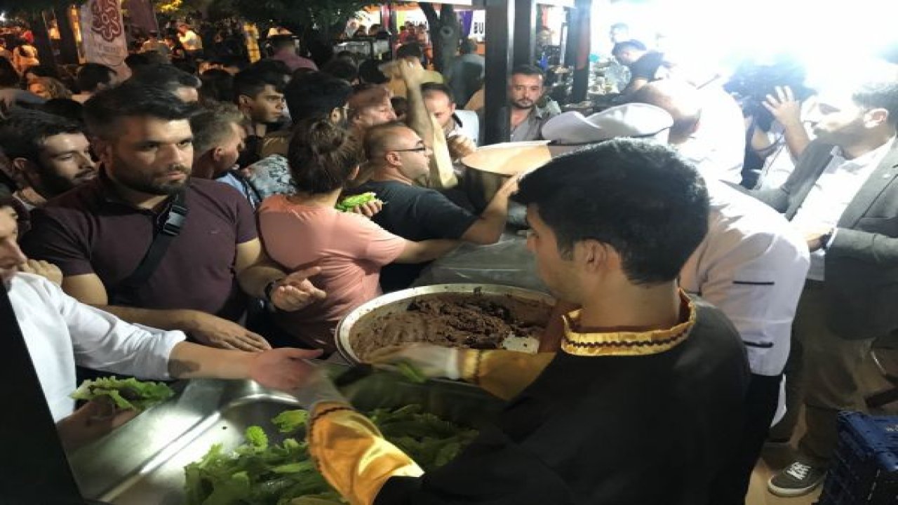 Urfa isotu ve çiğ köftesi Gastroantep Festivali'nde yoğun ilgi gördü