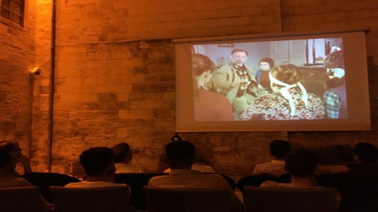 HÜKÜMLÜLERE TARİHİ KONAKTA AÇIK HAVA SİNEMASI DÜZENLENDİ