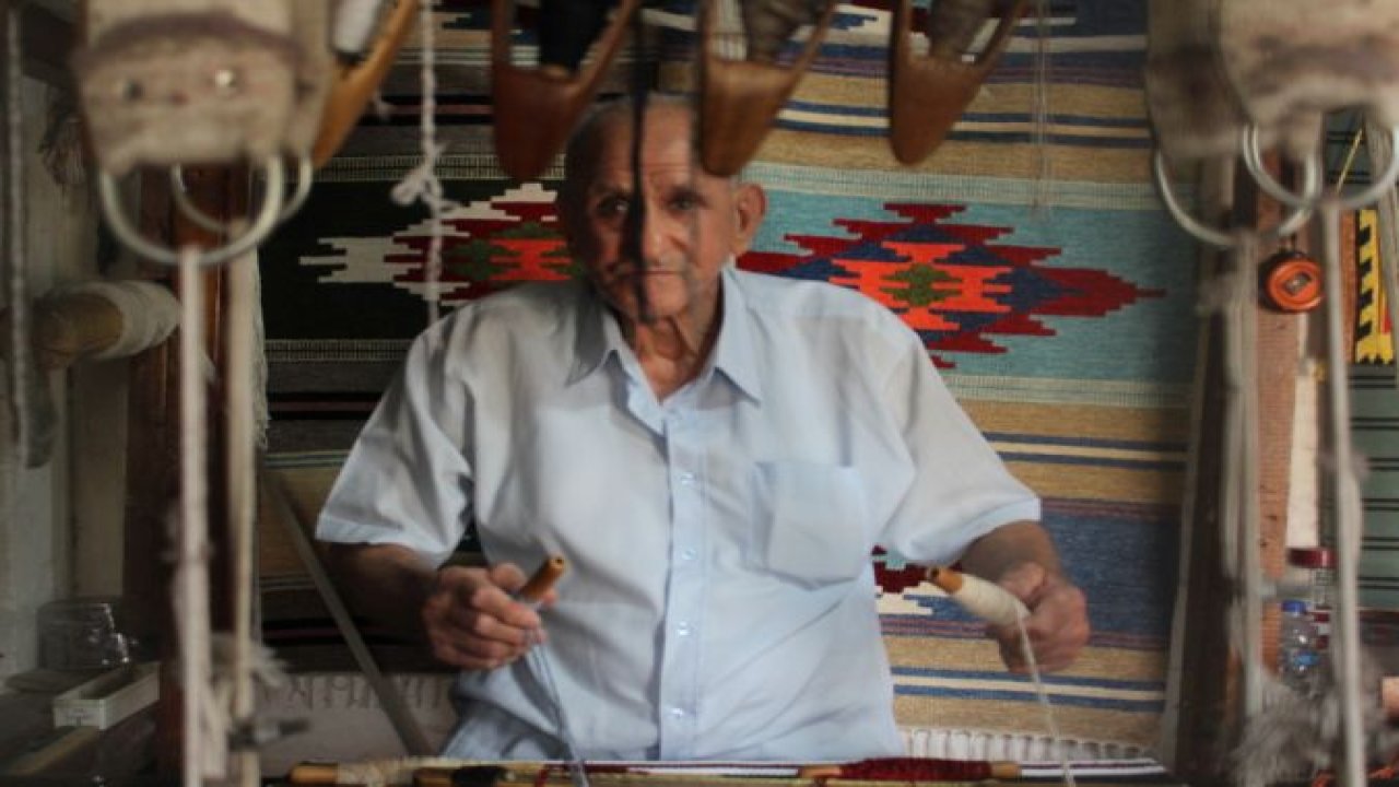Normalleşme başladı 78 yaşındaki kilim ustası tezgahına geri döndü