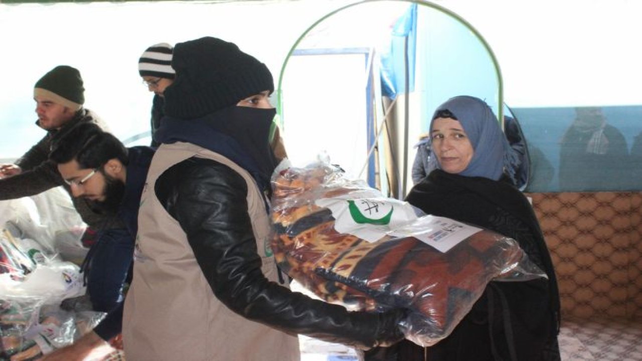 Kilis'te yaşayan Filistinlilere battaniye dağıtıldı