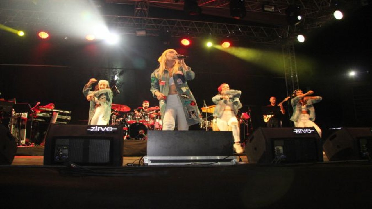 Kilis'te Ece Seçkin hayranlarıyla buluştu