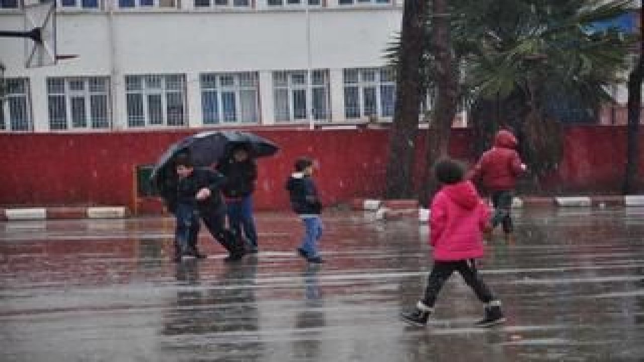 İslahiye'de kar yağışı çocukları sevindirdi