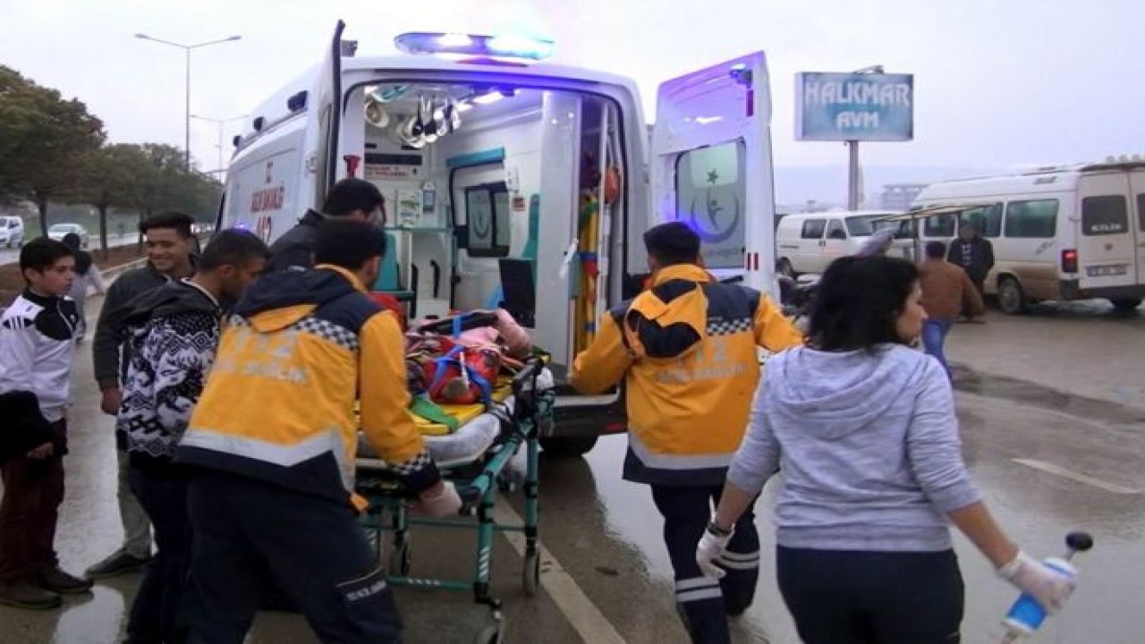 Kilis'te feci kaza! Otomobil yayalara çarptı: 2 yaralı