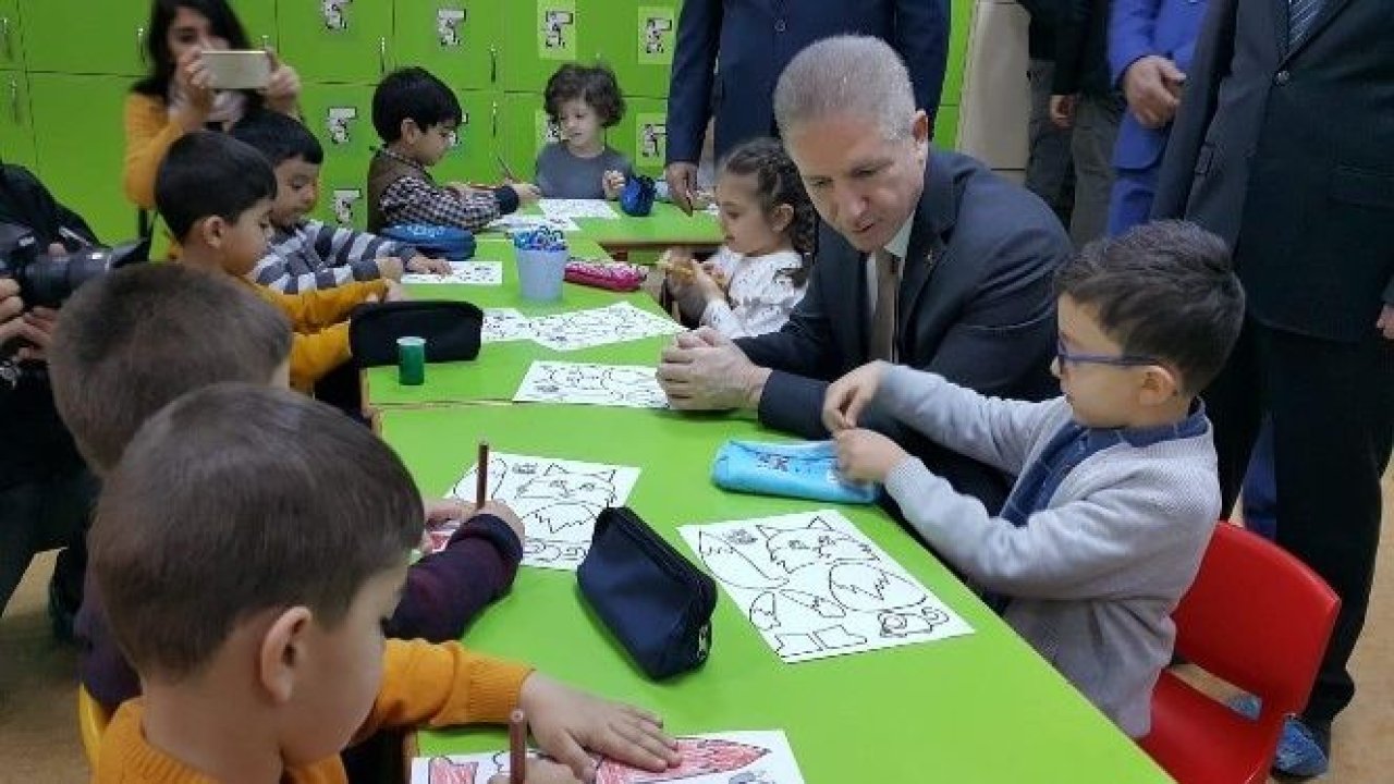 Vali Gül çocuklarla boyama yaptı