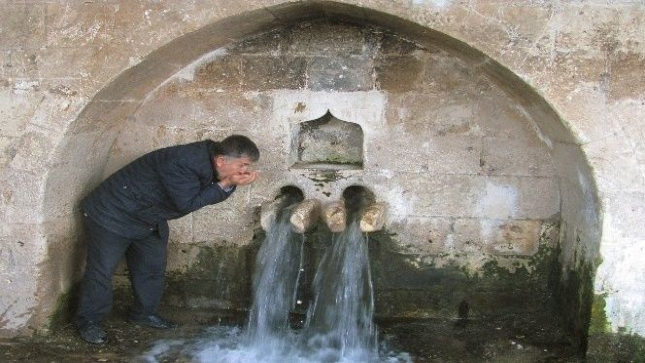 Tarihi çeşmeden 10 yıl sonra su aktı