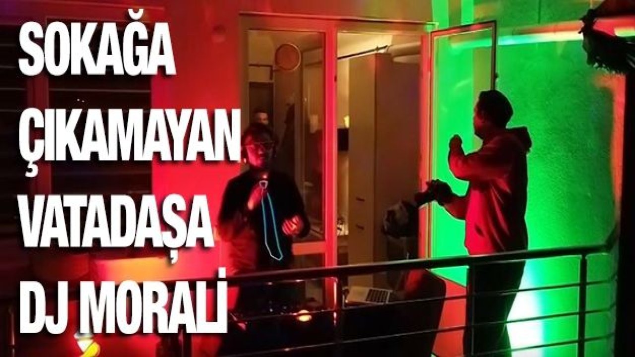 Evde kalan vatandaşlara balkonundan DJ’lik yaparak moral verdi