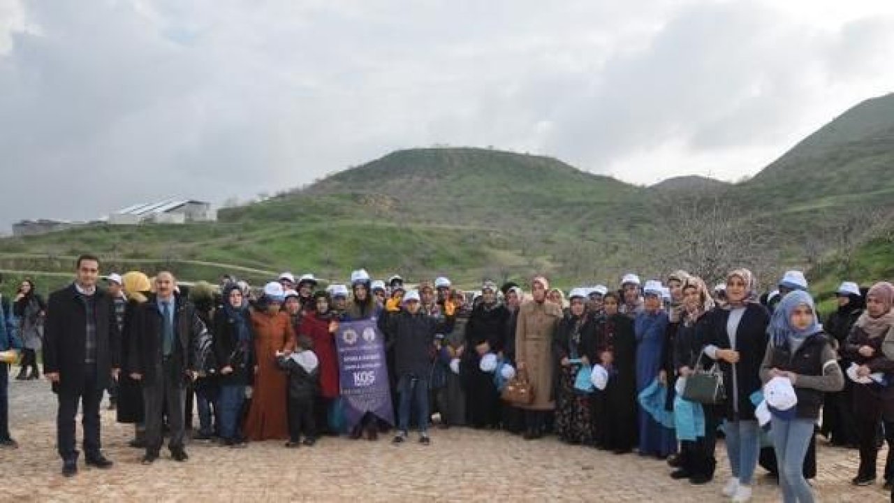 Kursiyerler ve aileleri çevre temizliği yaptı