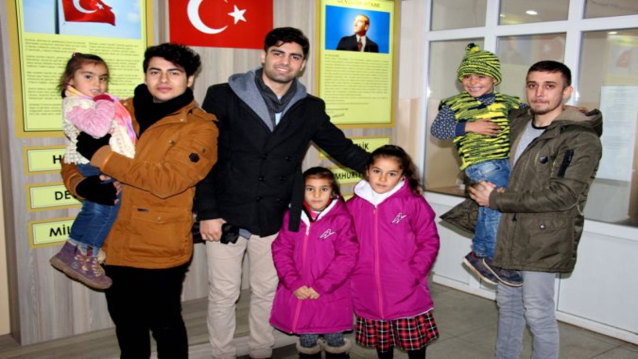 Öğrenci kardeşleri için atkı ve bere ördüler