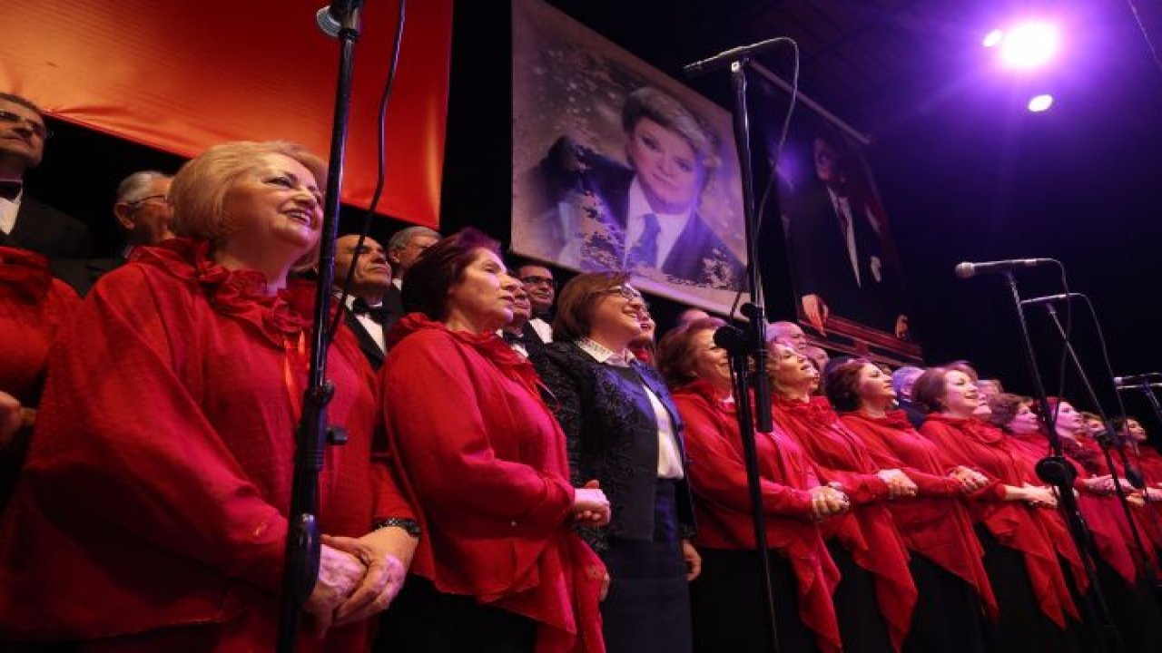 BAŞKAN ŞAHİN, 'ŞİMDİ UZAKLARDASIN' ŞARKISINI SESLENDİRDİ