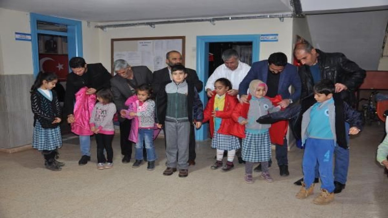 İslahiye'de, 200 öğrenciye kaban dağıtıldı