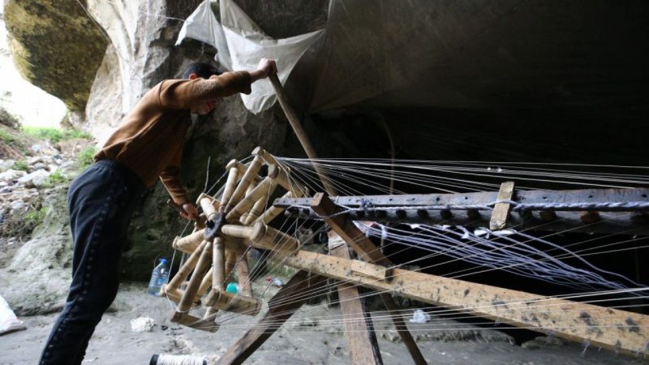 Nemli ve loş mağaralarda kendir mesaisi