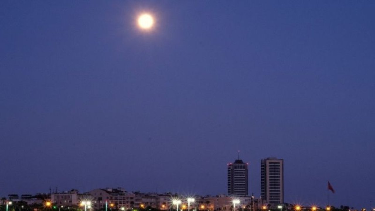 ’Süper Ay’ın batışı kartpostallık görüntüler oluşturdu