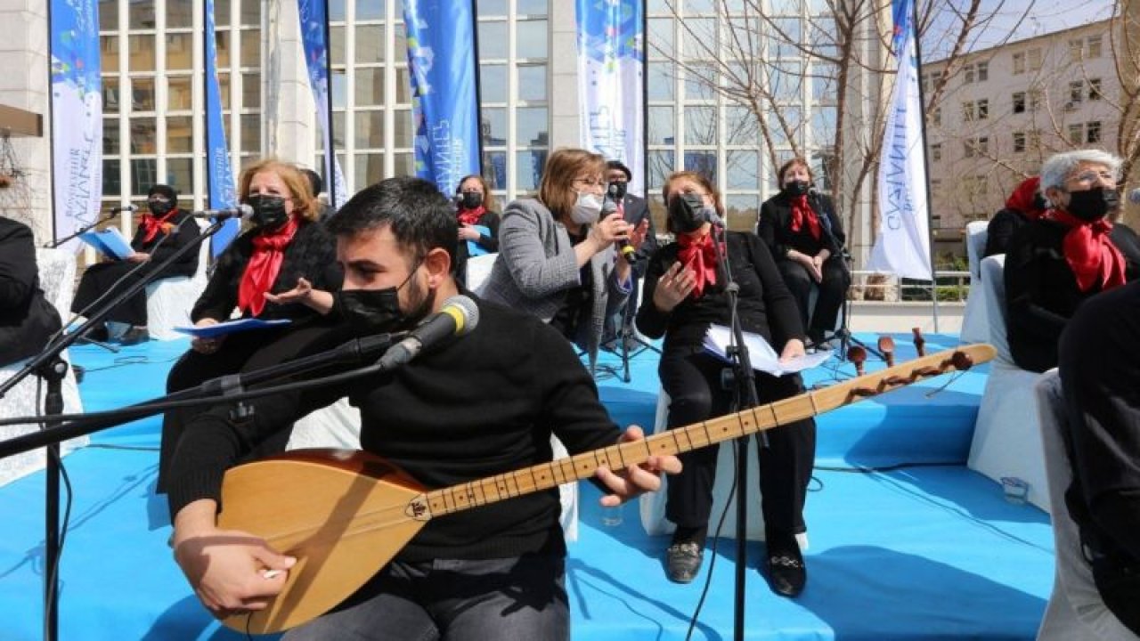 Açık hava konserinde Başkan Fatma Şahin türkü söyledi