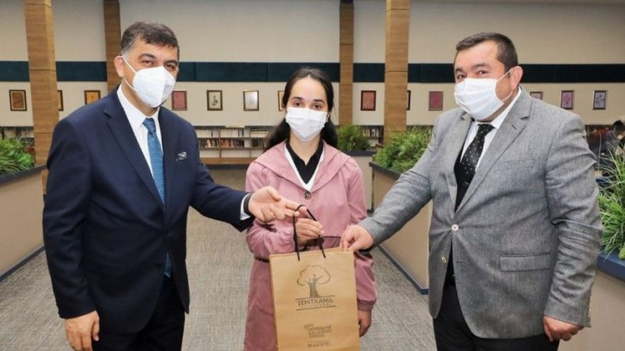 Şehitkamil’de 25 bininci öğrenci tabletle ödüllendirdi