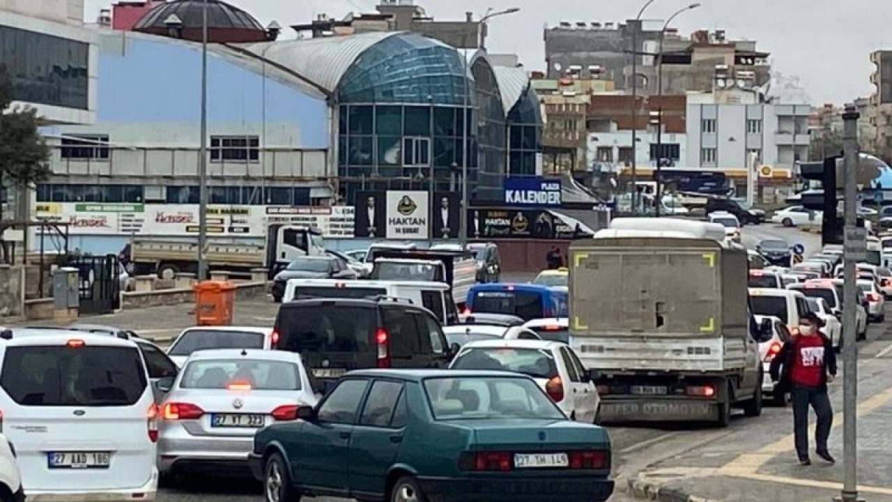 Son Dakika...Gaziantep'te yasaklar öncesi trafik adeta 'FELÇ' oldu...Gaziantep’te hafta sonu kısıtlaması öncesi trafik yoğunluğu yaşanıyor