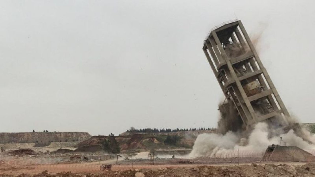 65 metre yüksekliğindeki siloyu patlayıcılarla saniyeler içinde enkaza çevirdi