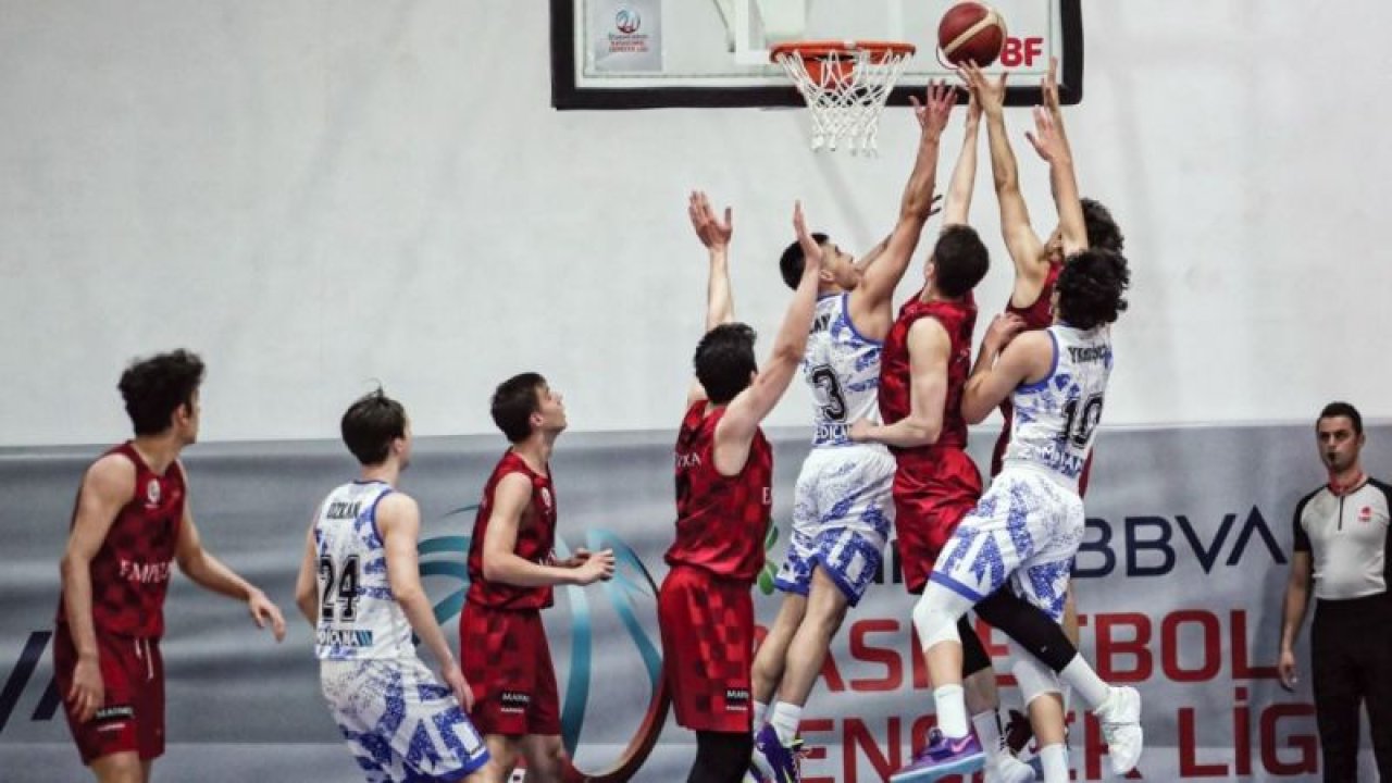 Potada sahne gençlerin