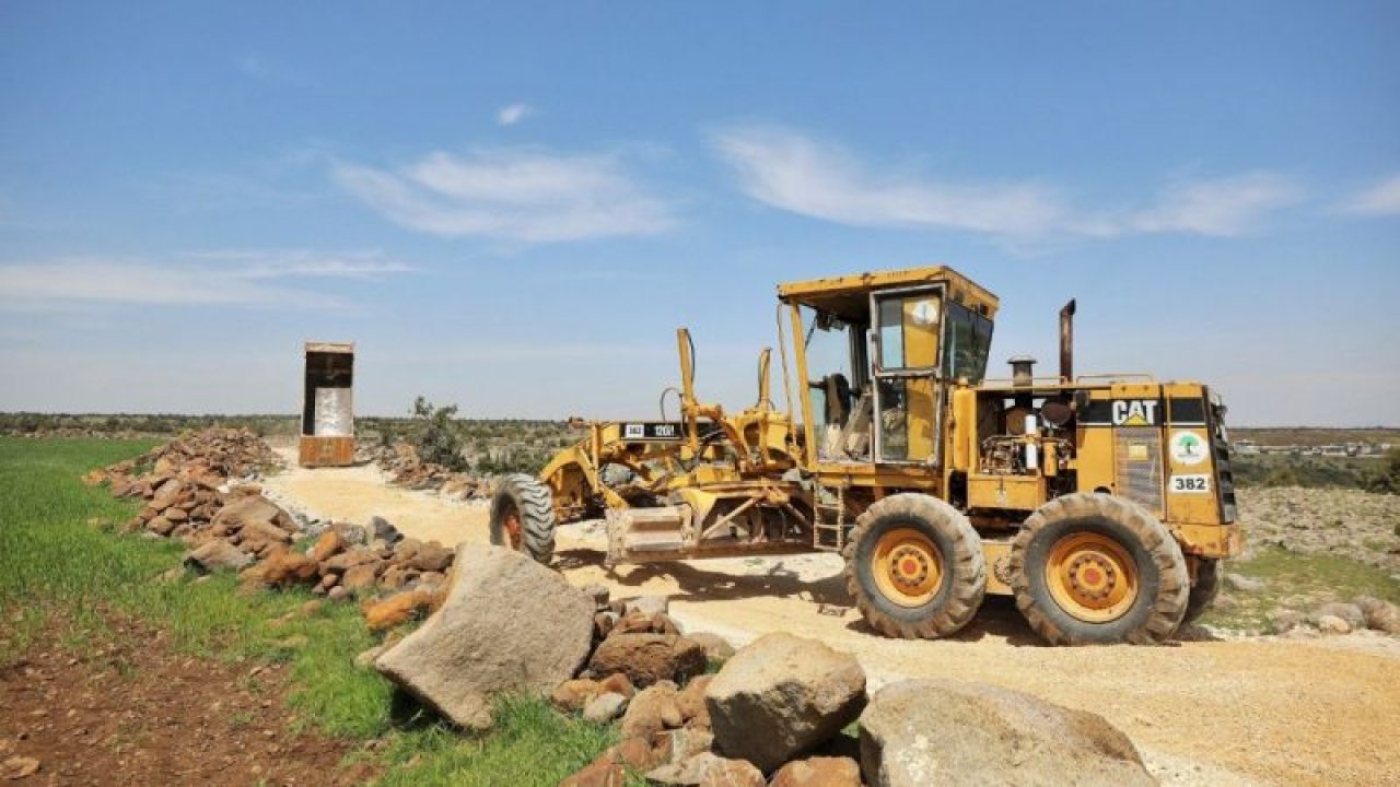 Şehitkamil’de açılan arazi yollarında mıcır dökülüyor