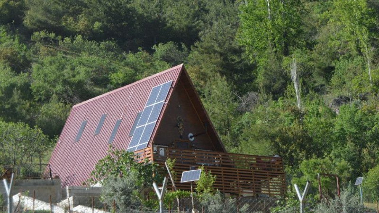 Amanos Dağları eteğindeki evlerinde doğayla iç içe vakit geçiriyorlar