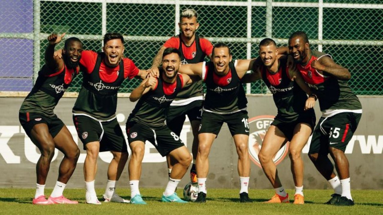 6 futbolcu kart sınırında