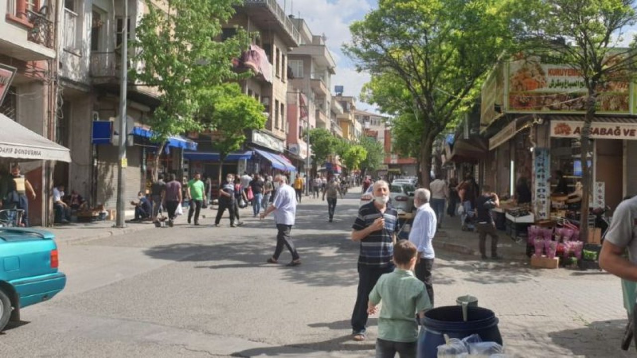 Gaziantep'te  'tam kapanma'yanlar! Caddelerde yoğunluk dikkat çekti
